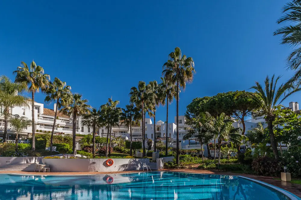 Penthouse for sale in Elviria — photo 1