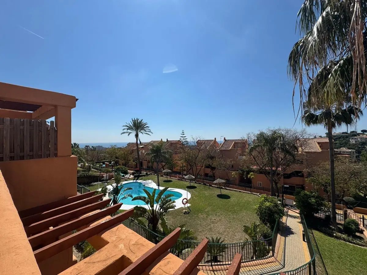 Middle Floor Apartment for sale in Elviria — photo 1