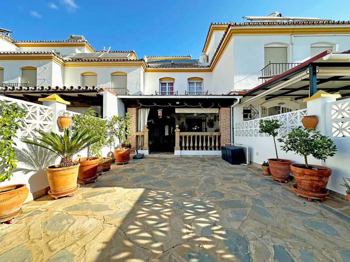 Townhouse for sale in Estepona — photo 1