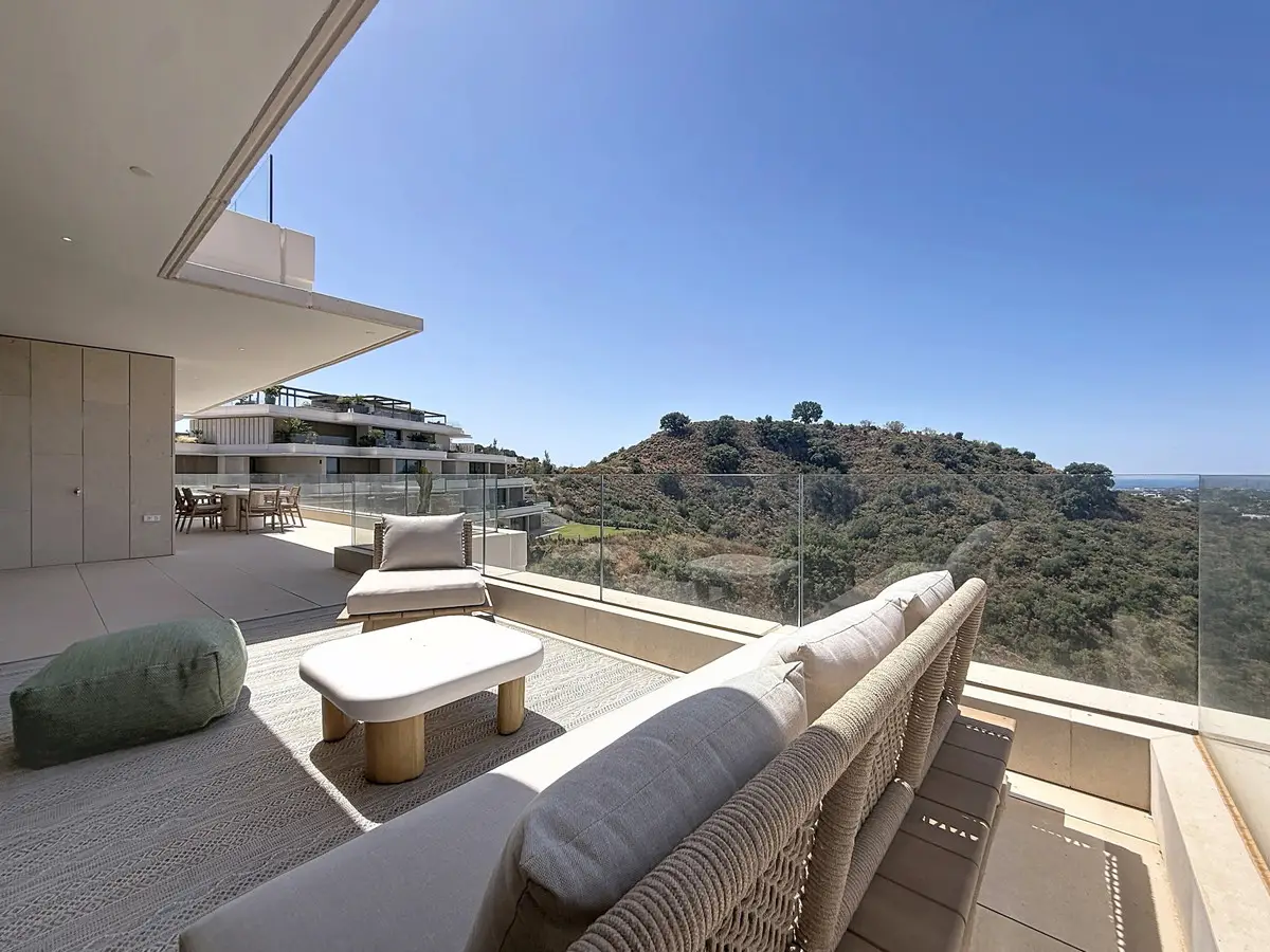 Middle Floor Apartment for sale in Benahavís — photo 1