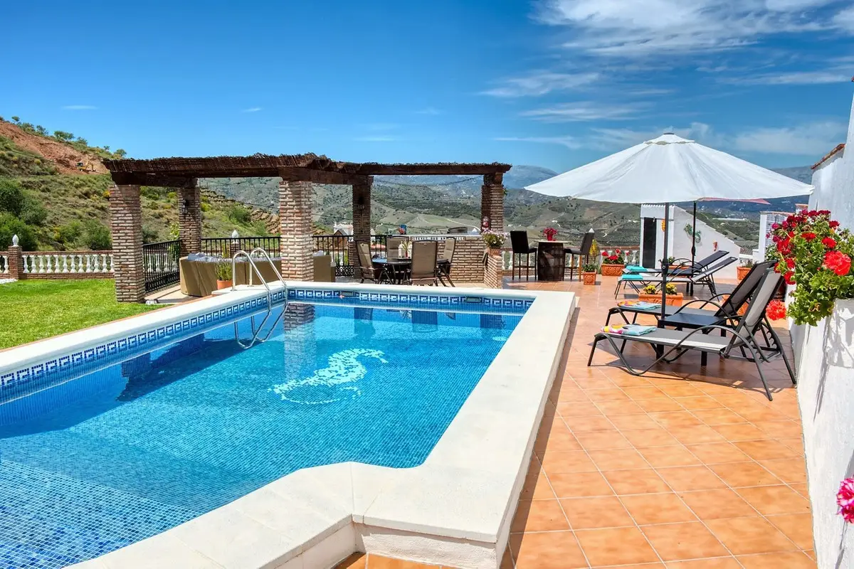 Detached Villa for sale in Iznate — photo 1