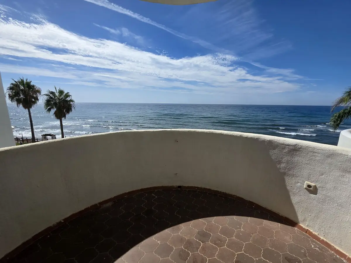 Middle Floor Apartment for sale in Calahonda — photo 1