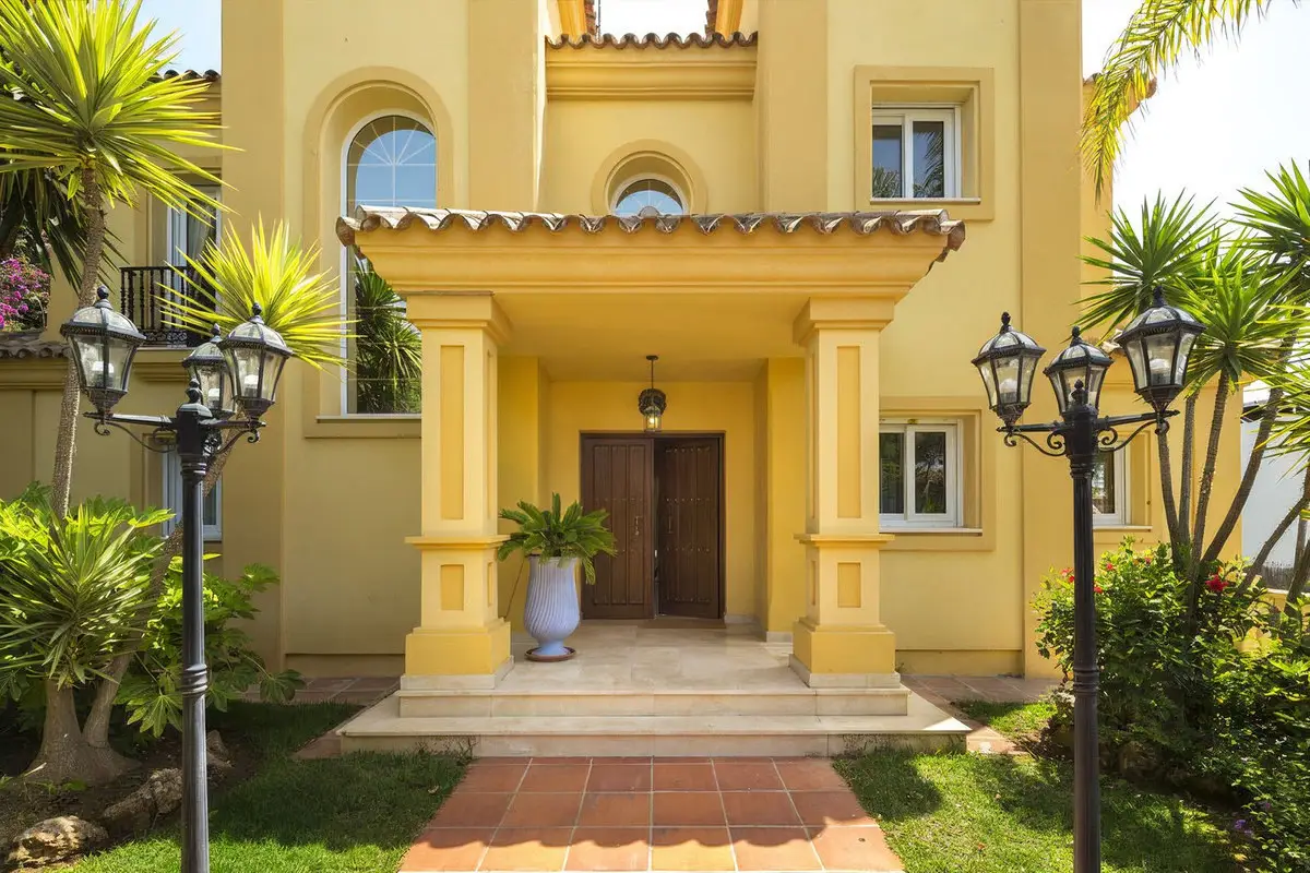 Detached Villa for sale in Elviria — photo 1