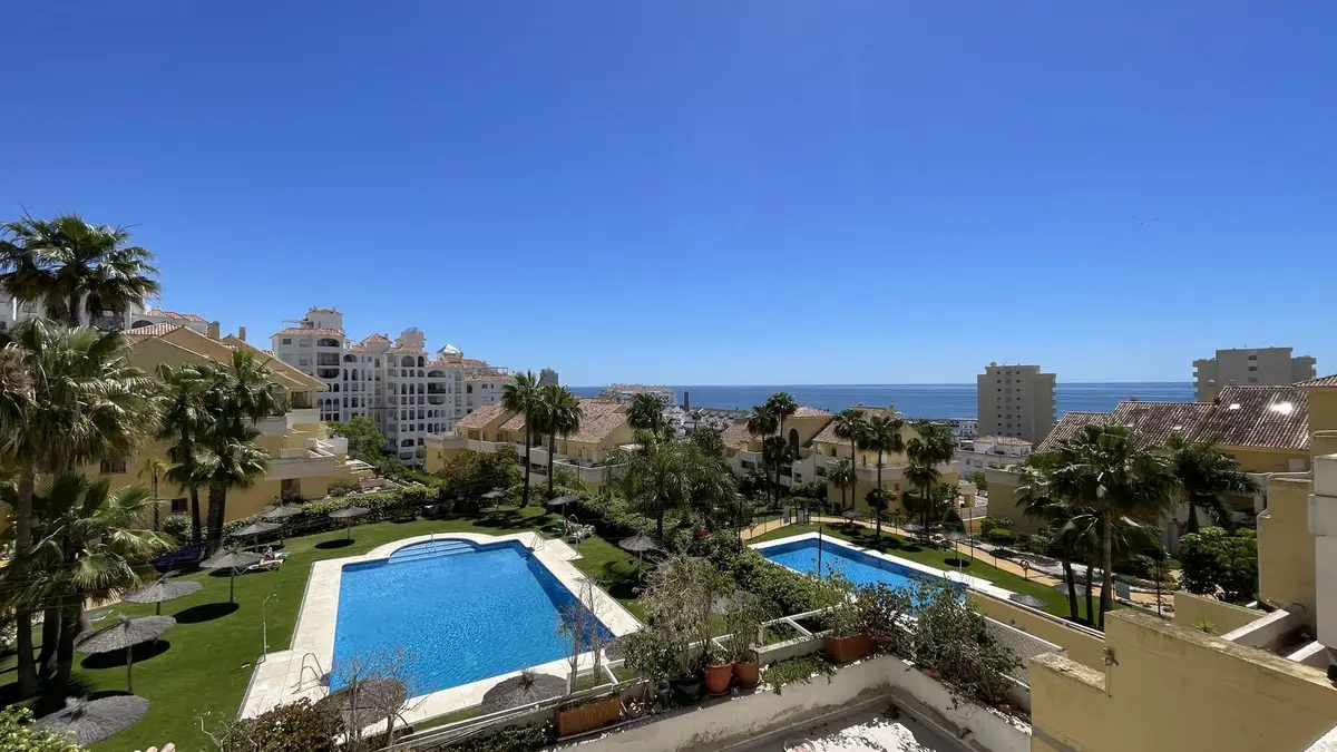 Middle Floor Apartment for sale in Estepona — photo 1