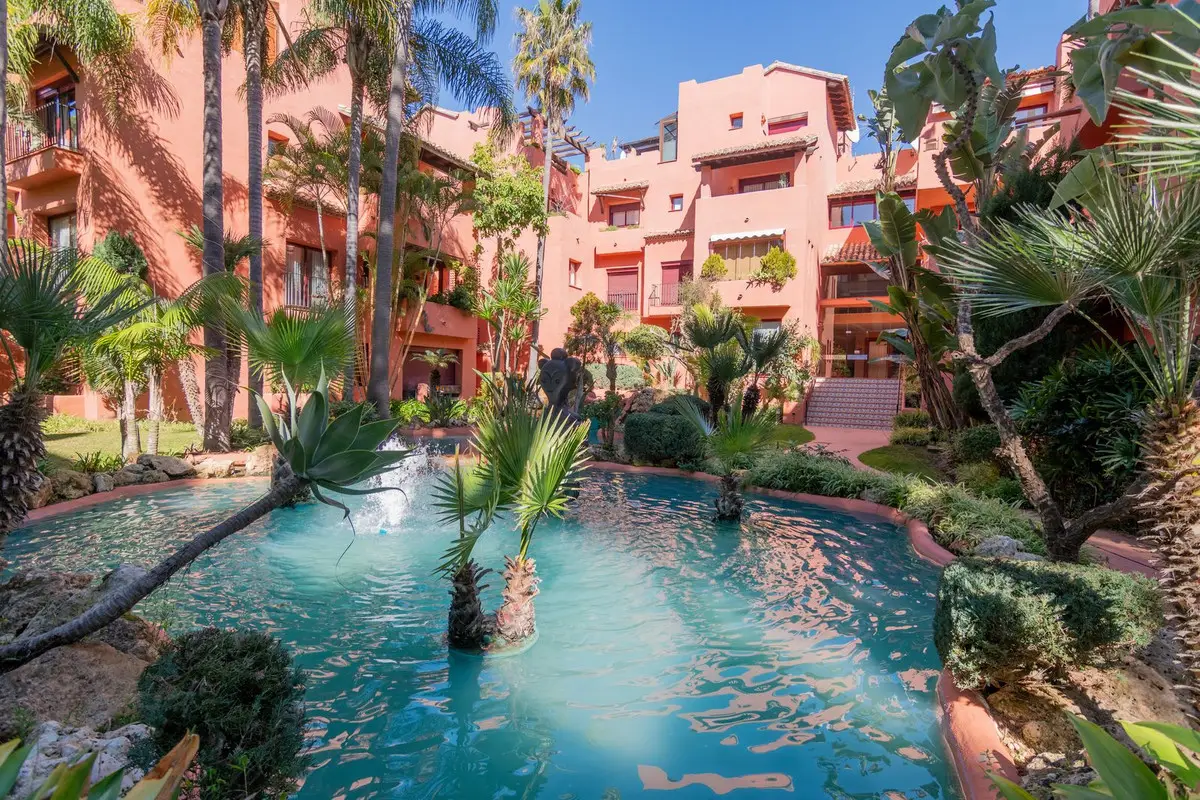Middle Floor Apartment for sale in Elviria — photo 1