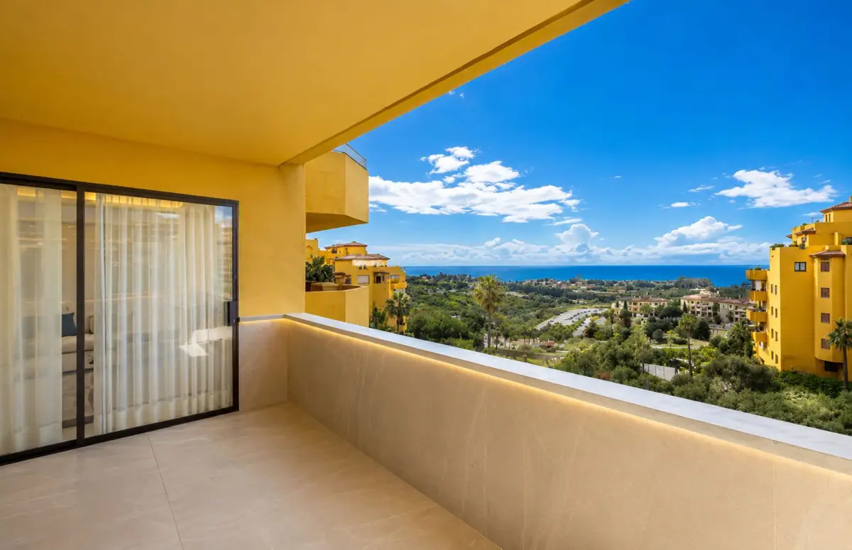 Middle Floor Apartment for sale in Estepona — photo 1