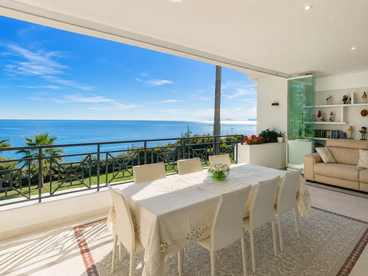 Middle Floor Apartment for sale in Estepona — photo 1