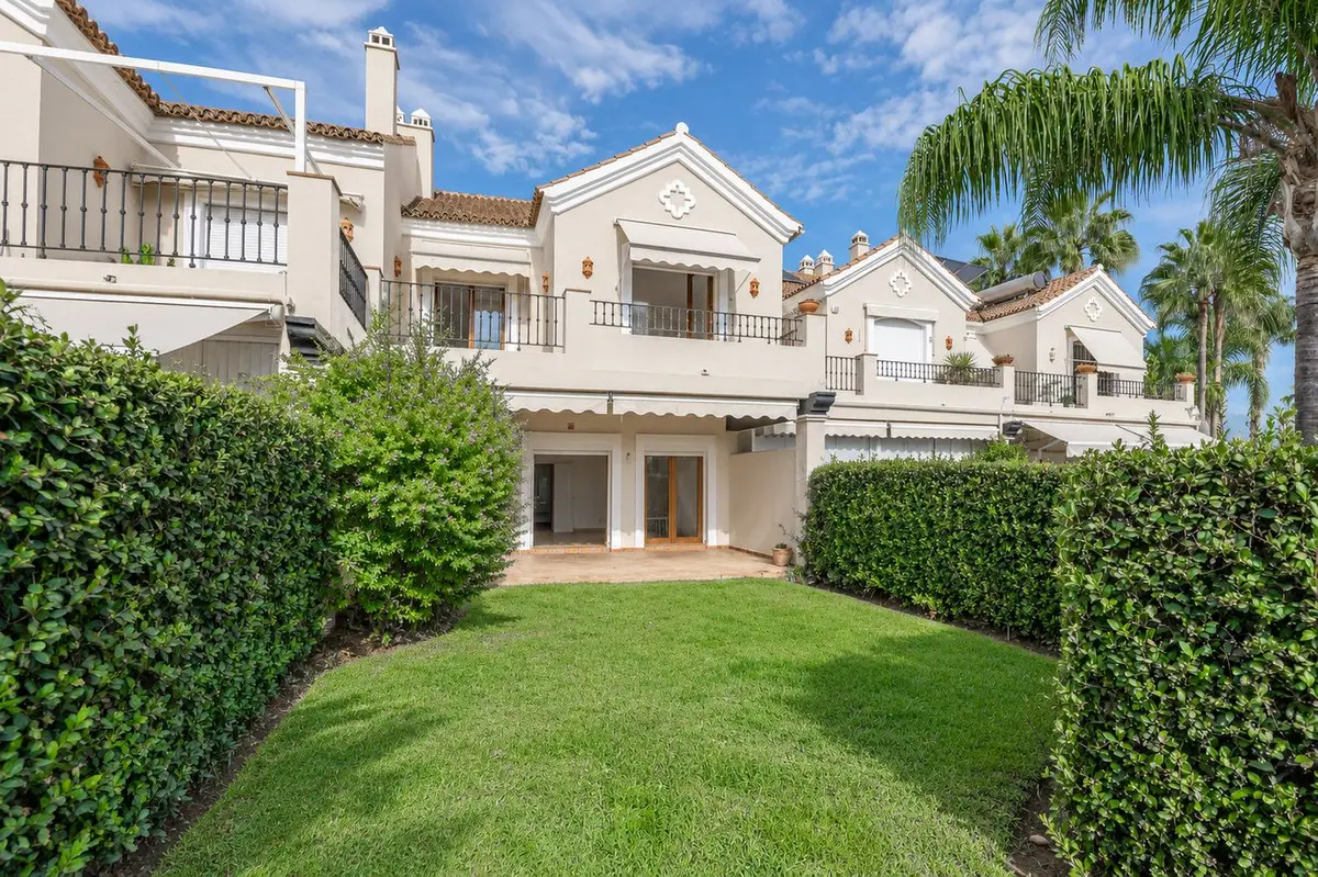 Townhouse for sale in El Paraiso — photo 1