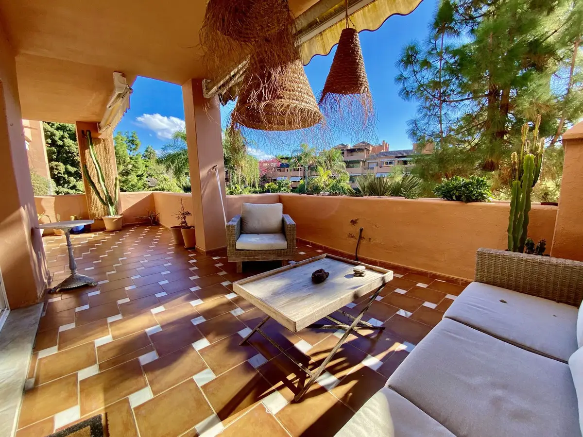 Middle Floor Apartment for sale in Guadalmina Baja — photo 1