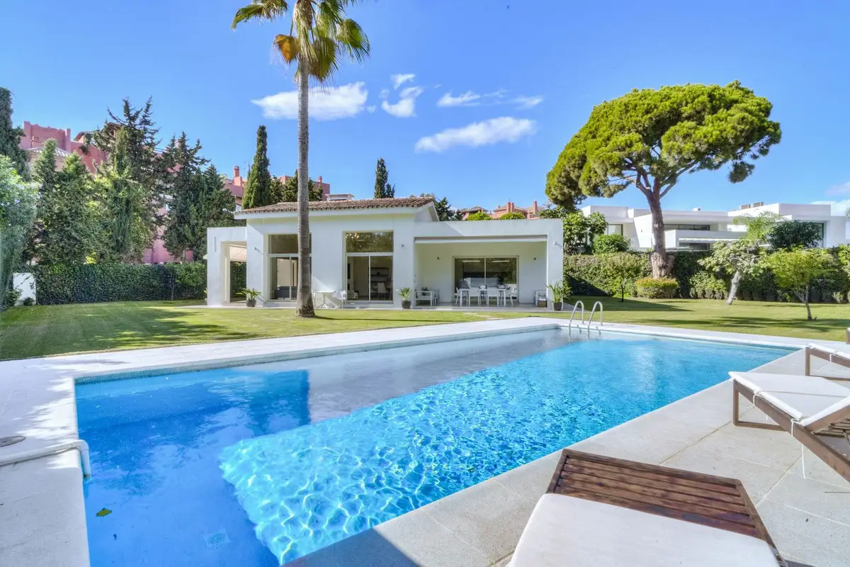 Detached Villa for sale in Guadalmina Baja — photo 1