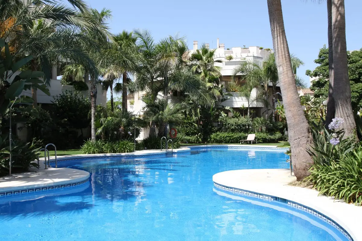 Middle Floor Apartment for sale in Nueva Andalucía — photo 1