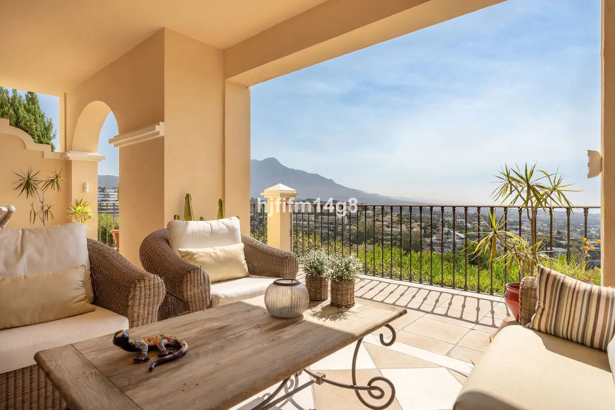 Ground Floor Apartment for sale in Benahavís — photo 1