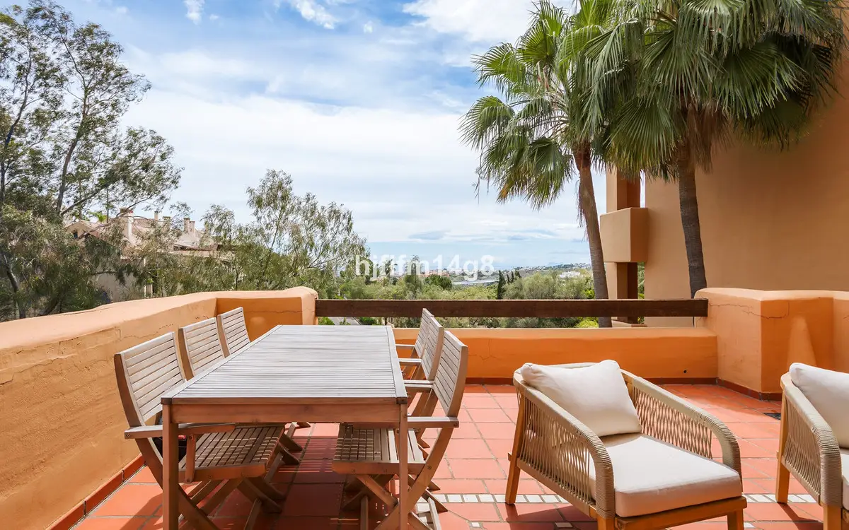 Middle Floor Apartment for sale in Benahavís — photo 1