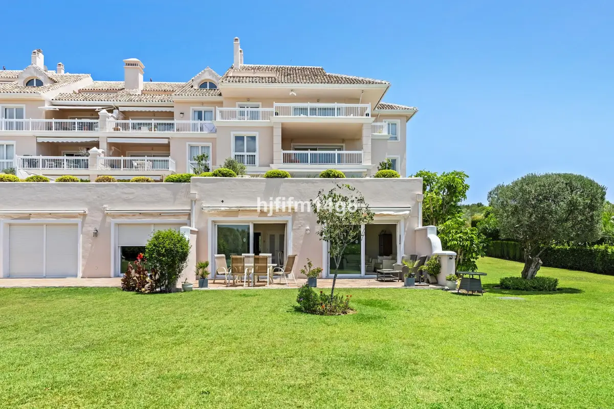 Ground Floor Apartment for sale in Benahavís — photo 1