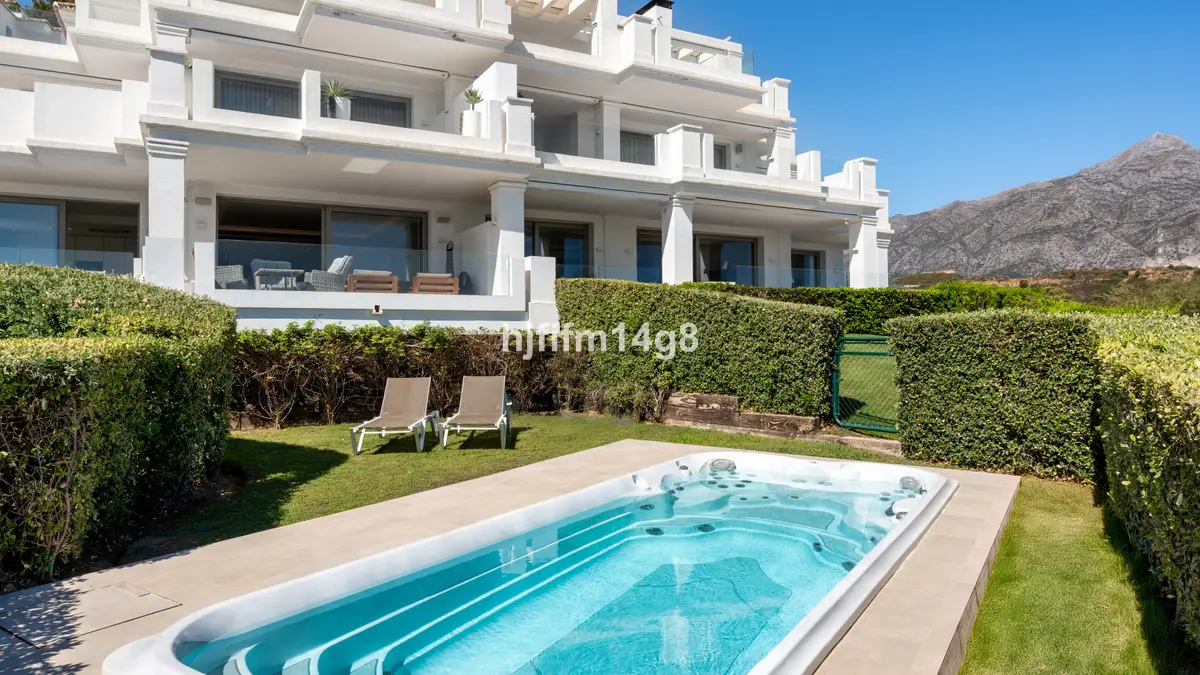 Middle Floor Apartment for sale in Nueva Andalucía — photo 1