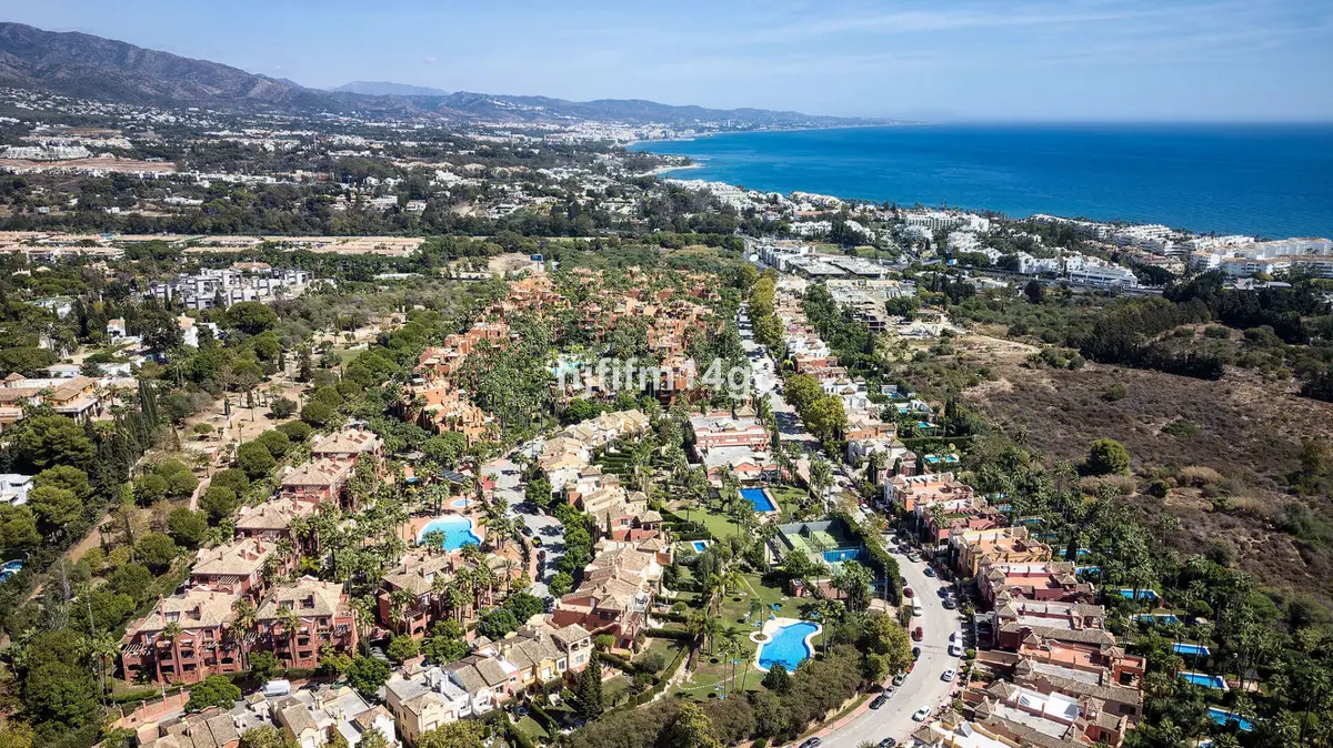 Townhouse for sale in Nueva Andalucía — photo 1