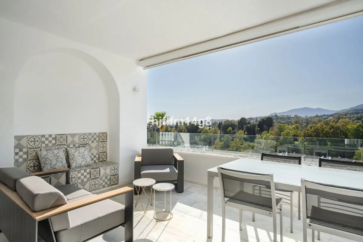 Middle Floor Apartment for sale in Benahavís — photo 1