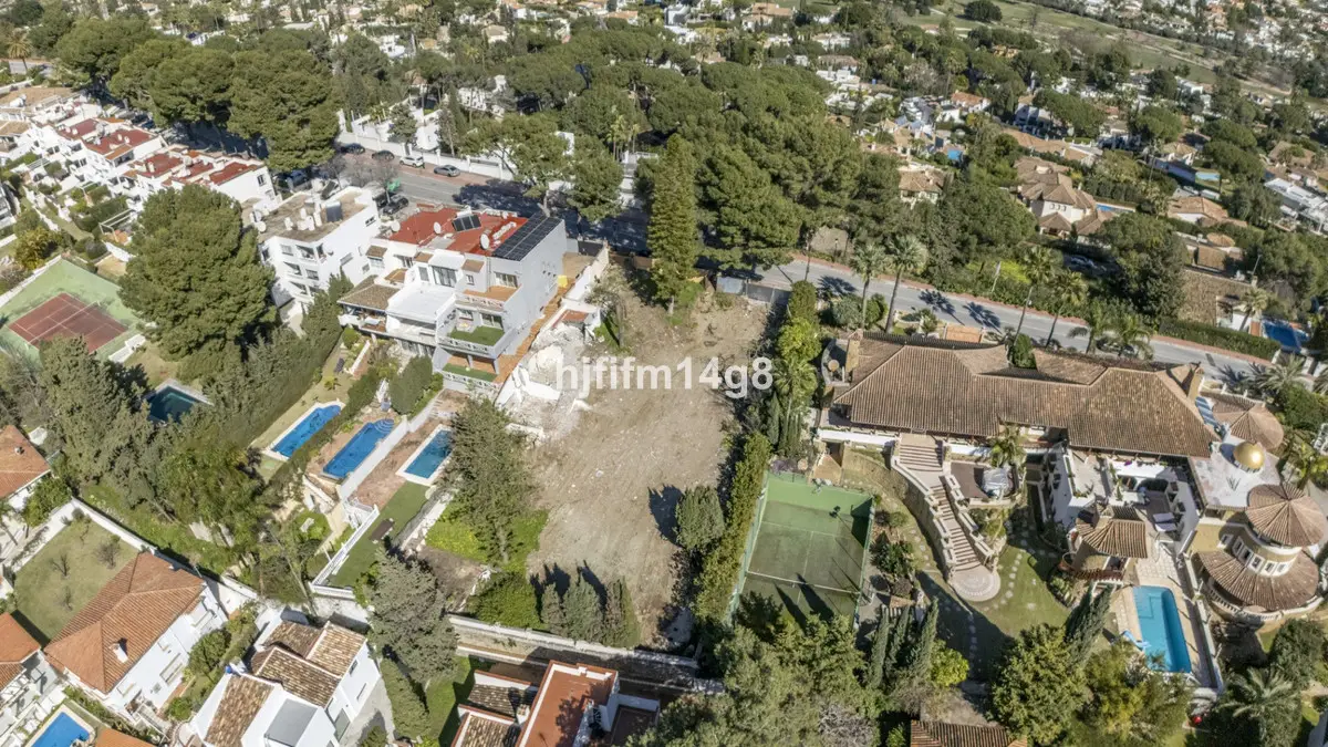 Land for sale in Nueva Andalucía — photo 1
