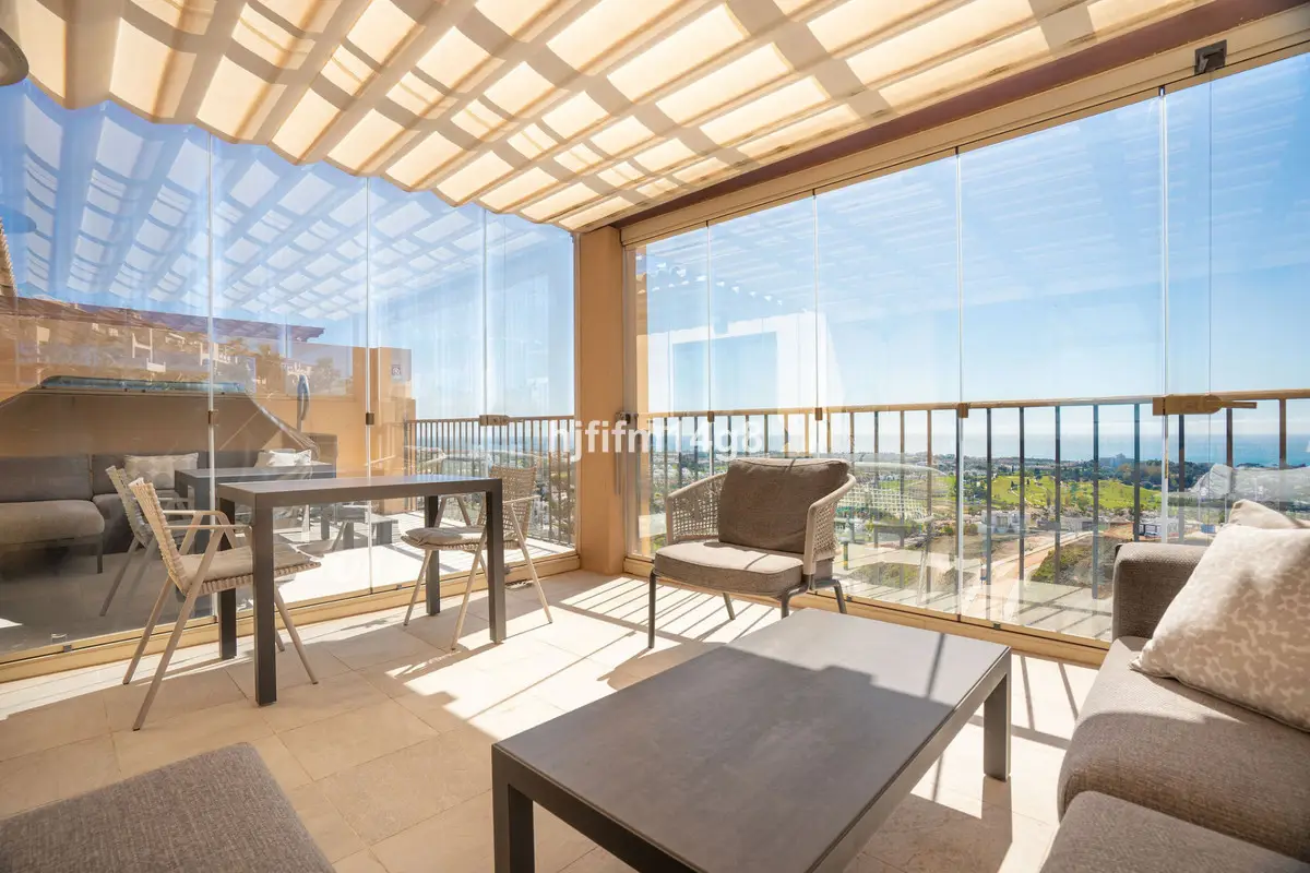 Penthouse for sale in Benahavís — photo 1