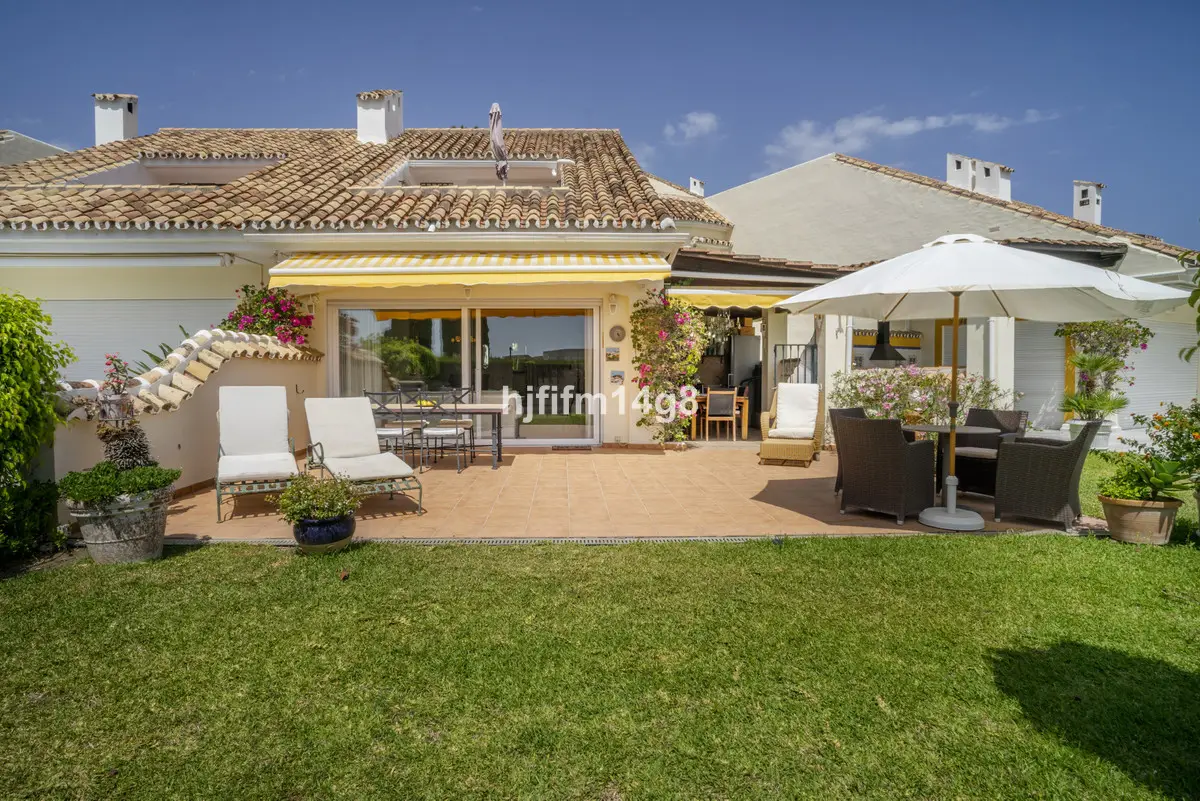 Townhouse for sale in Nueva Andalucía — photo 1