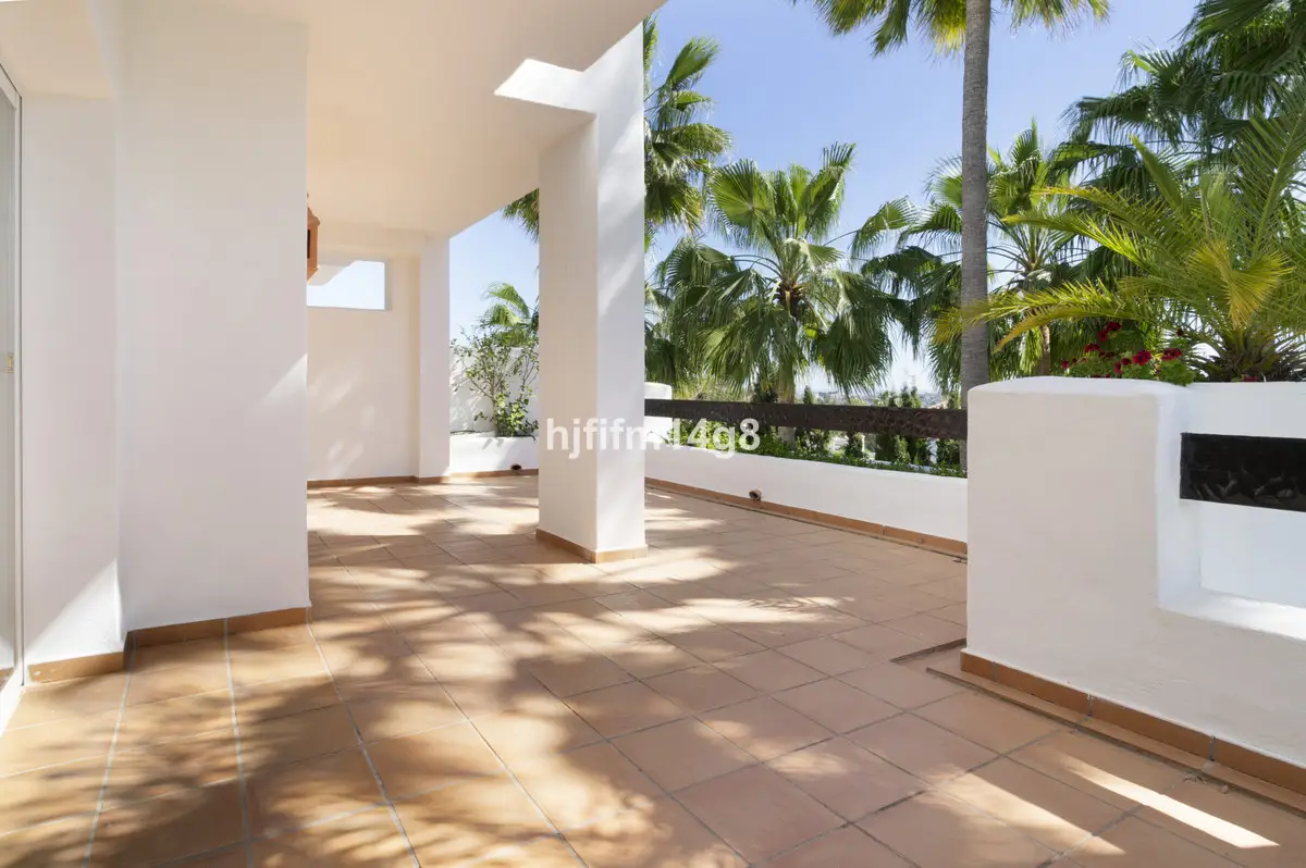 Middle Floor Apartment for sale in Nueva Andalucía — photo 1