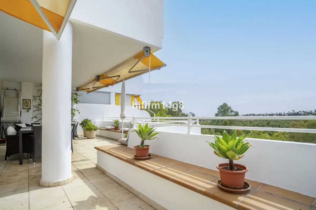 Middle Floor Apartment for sale in Guadalmina Alta — photo 1