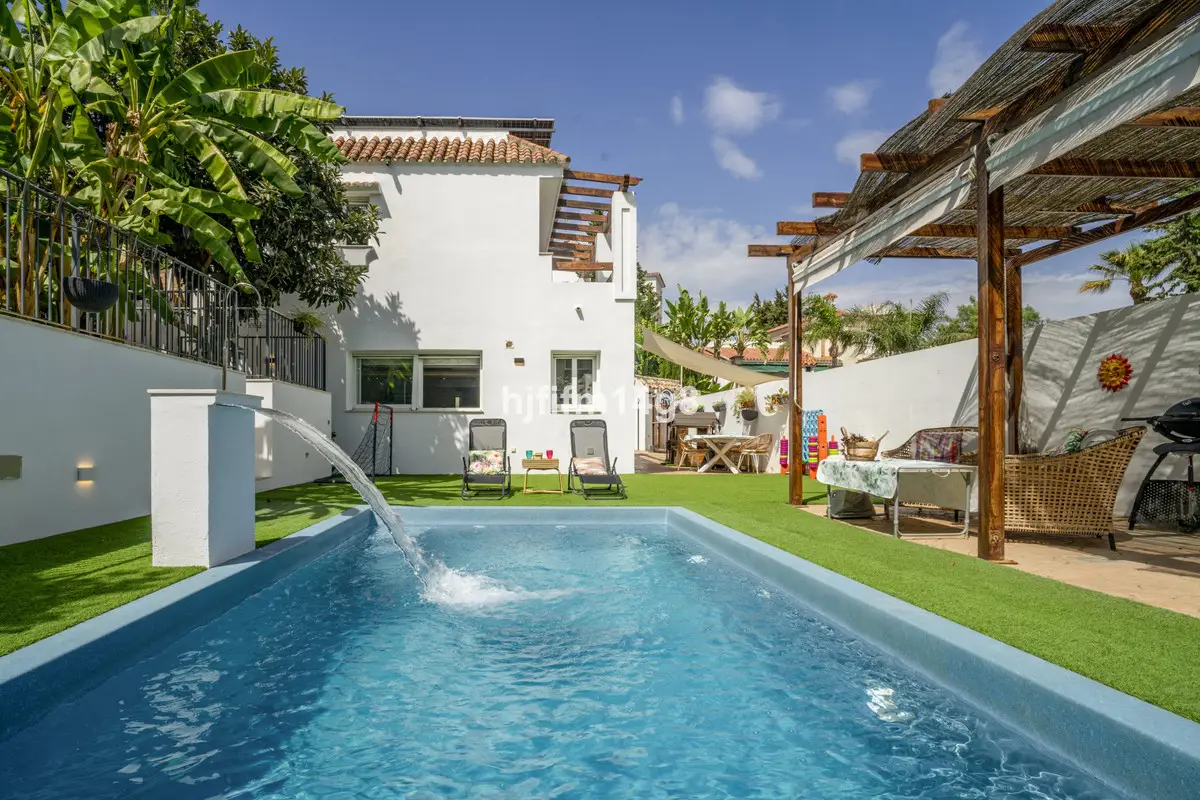 Detached Villa for sale in La Campana — photo 1