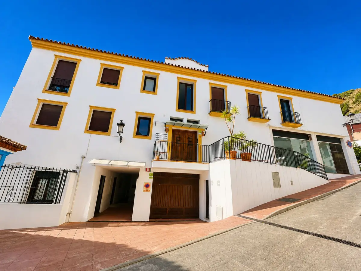 Top Floor Apartment for sale in Benahavís — photo 1