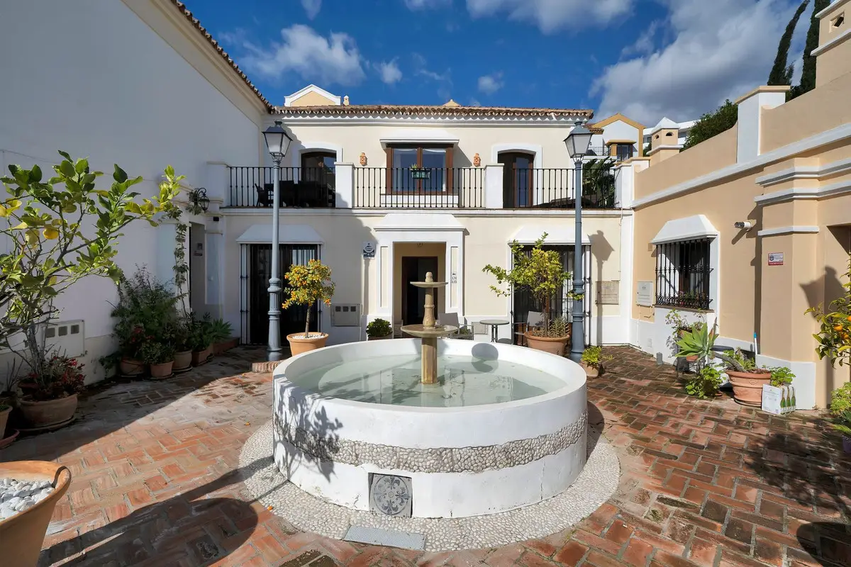 Townhouse for sale in Benahavís — photo 1