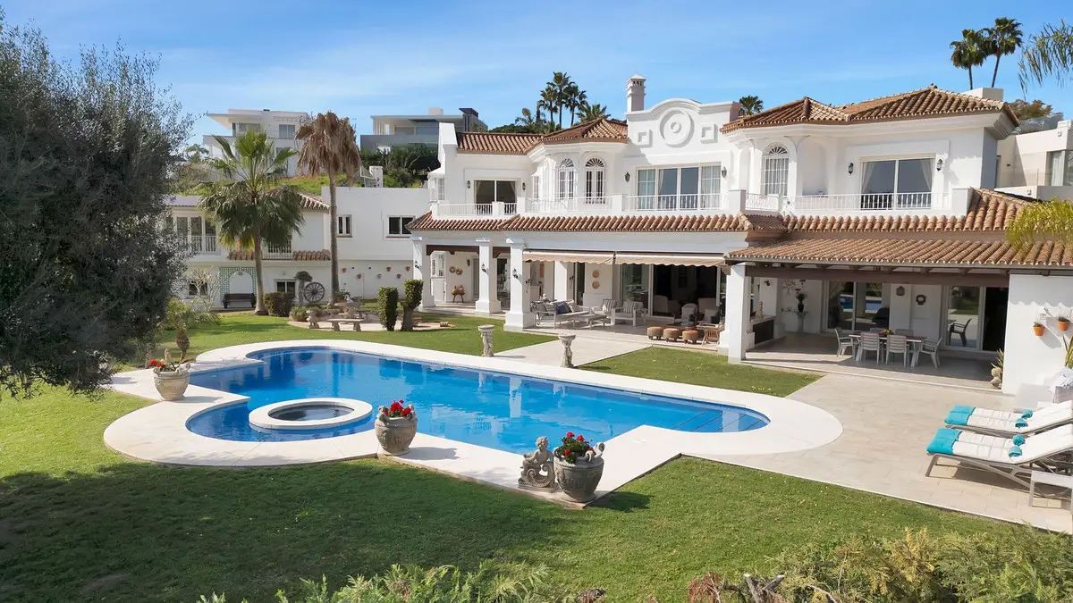 Detached Villa for sale in Nueva Andalucía — photo 1