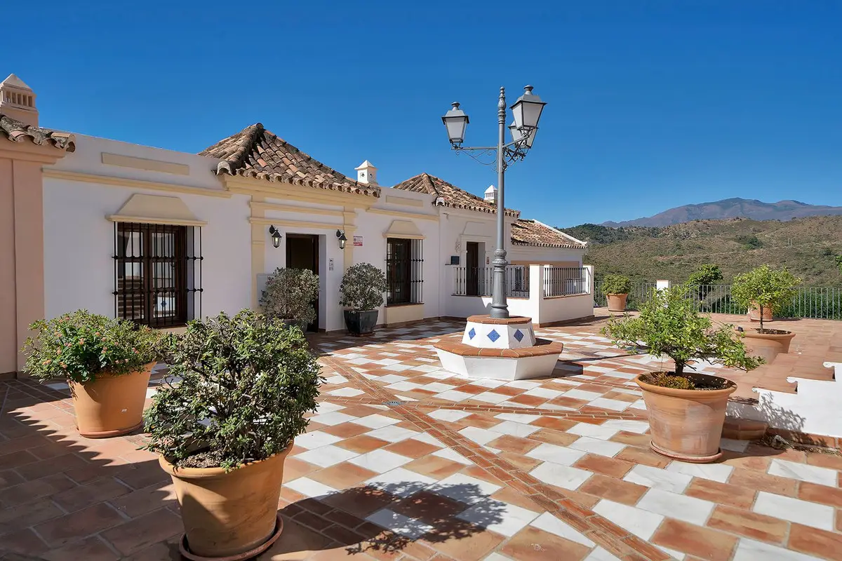 Townhouse for sale in Benahavís — photo 1