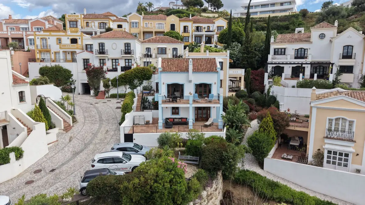 Townhouse for sale in Benahavís — photo 1