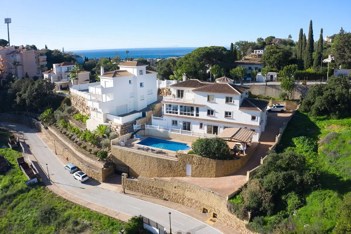 Detached Villa for sale in Elviria — photo 1