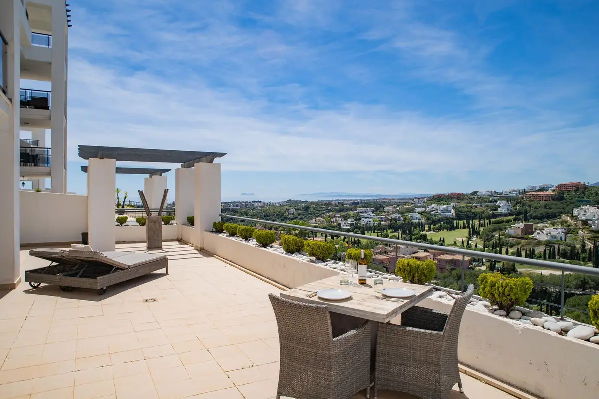 Middle Floor Apartment for sale in Benahavís — photo 1