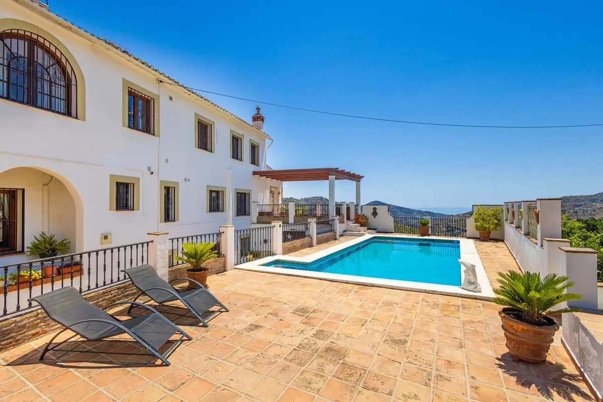 Finca - Cortijo for sale in Canillas de Albaida — photo 1