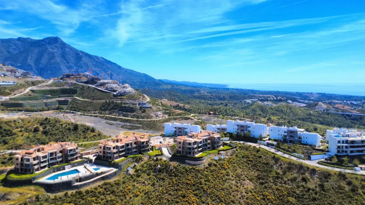 Middle Floor Apartment for sale in Benahavís — photo 1
