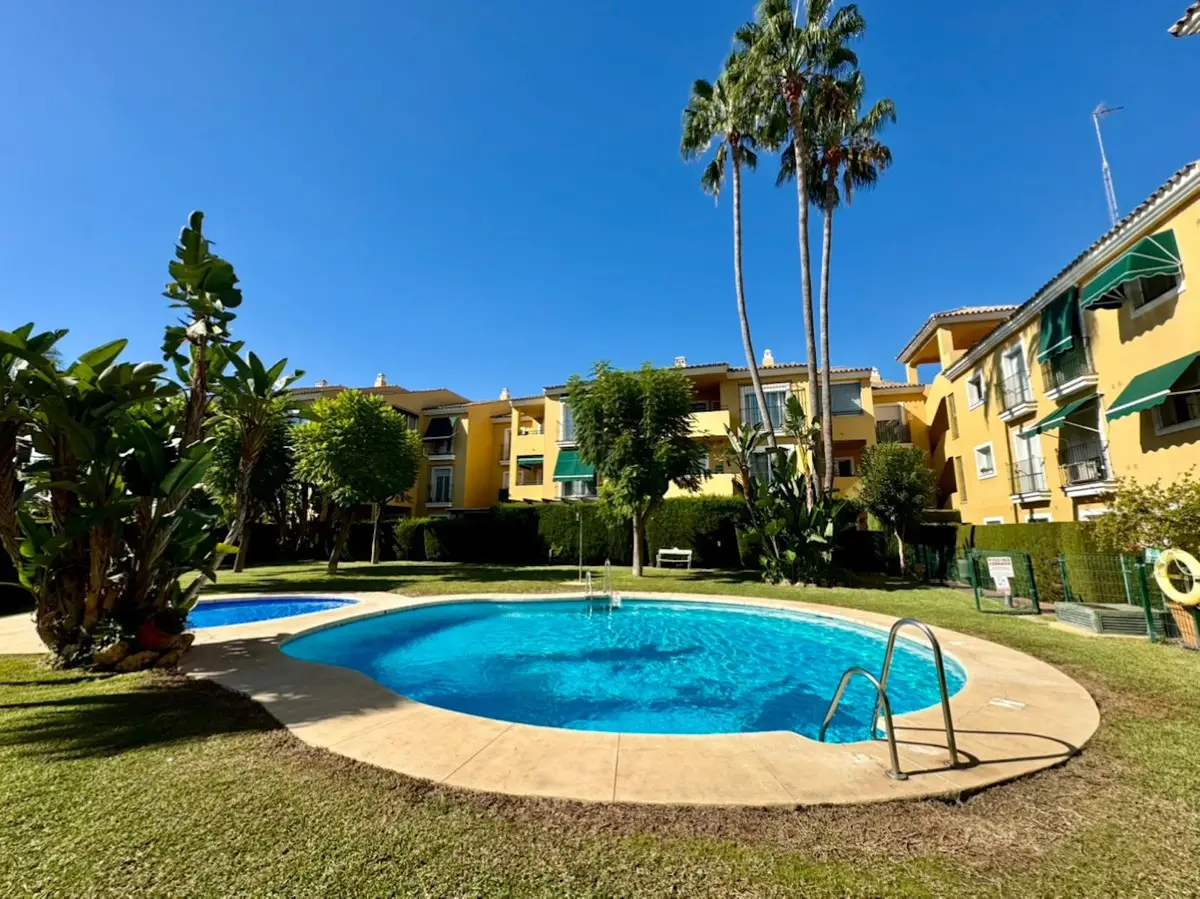 Middle Floor Apartment for sale in Guadalmina Baja — photo 1