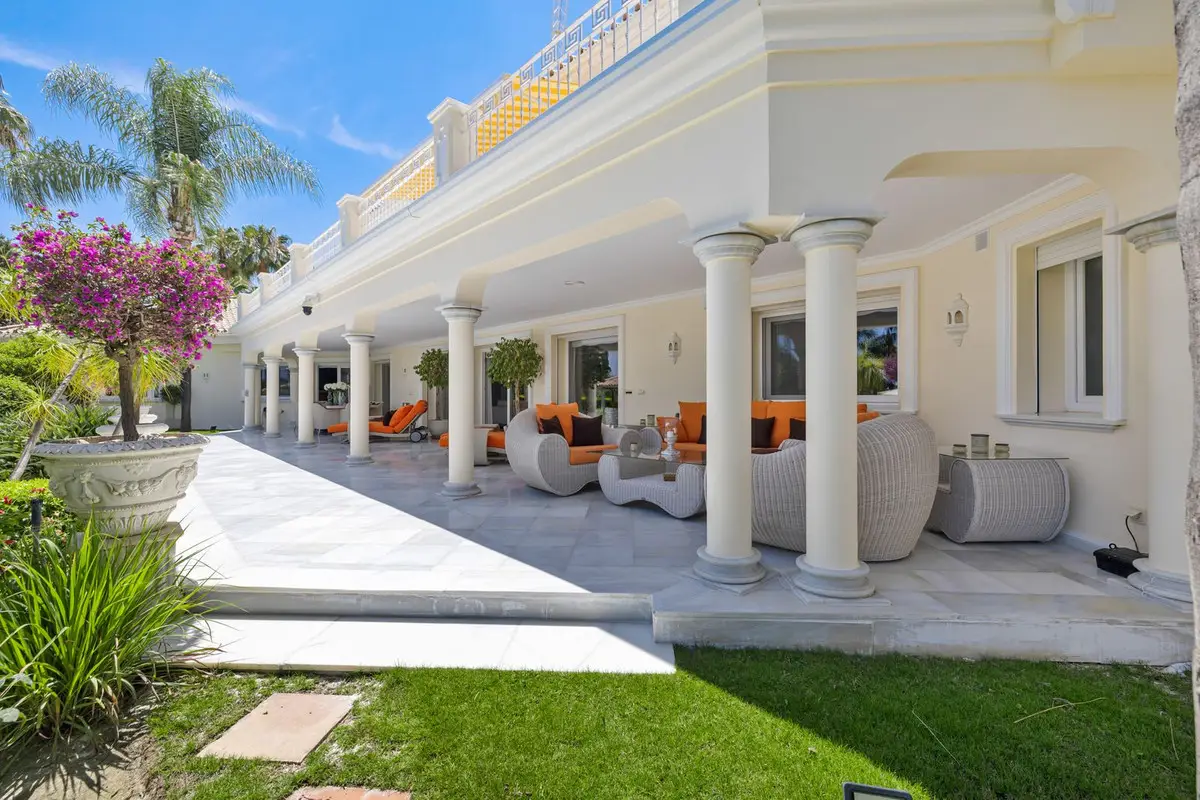 Detached Villa for sale in Nueva Andalucía — photo 1