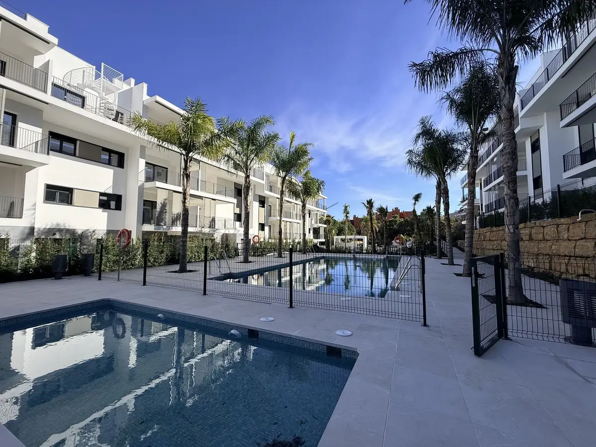 Middle Floor Apartment for sale in Estepona — photo 1