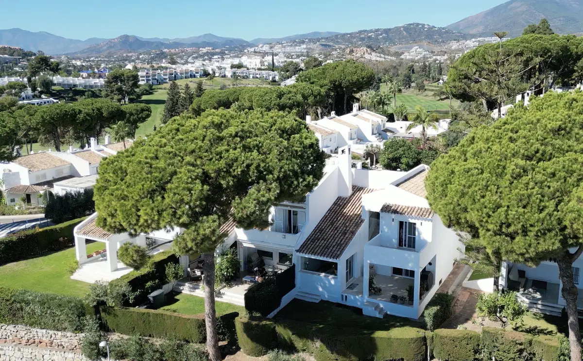 Semi-Detached House for sale in Nueva Andalucía — photo 1