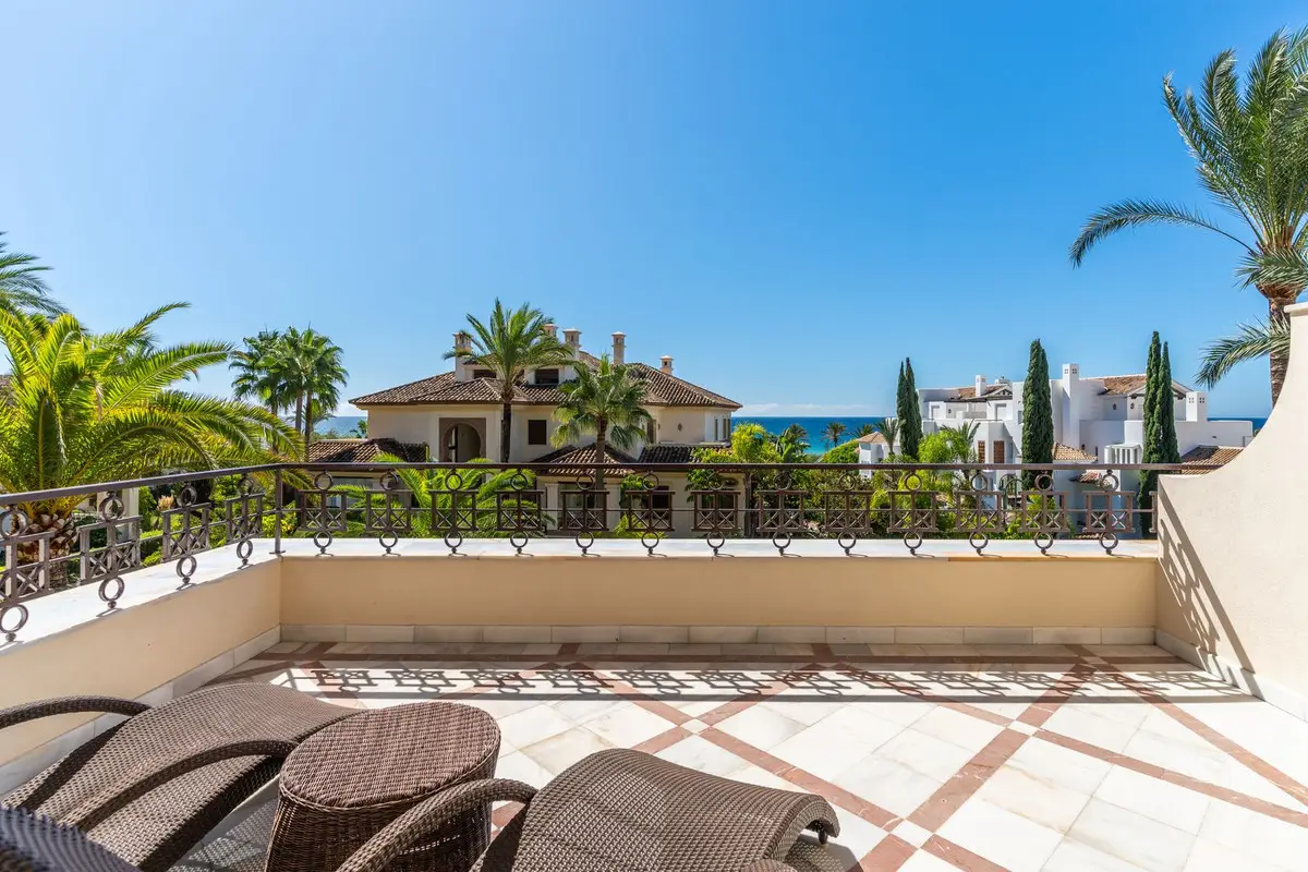 Middle Floor Apartment for sale in Los Monteros — photo 1