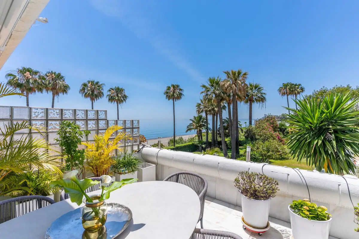 Middle Floor Apartment for sale in Estepona — photo 1