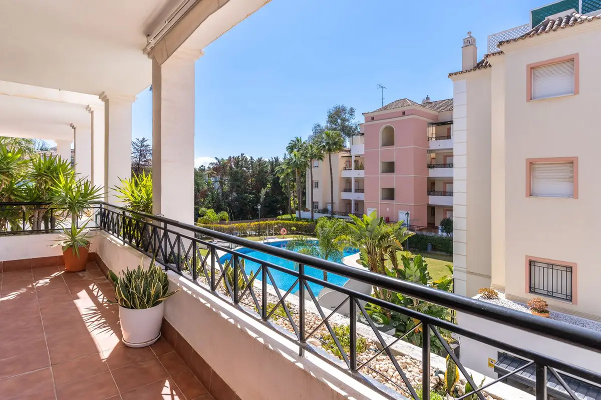 Middle Floor Apartment for sale in Nueva Andalucía — photo 1