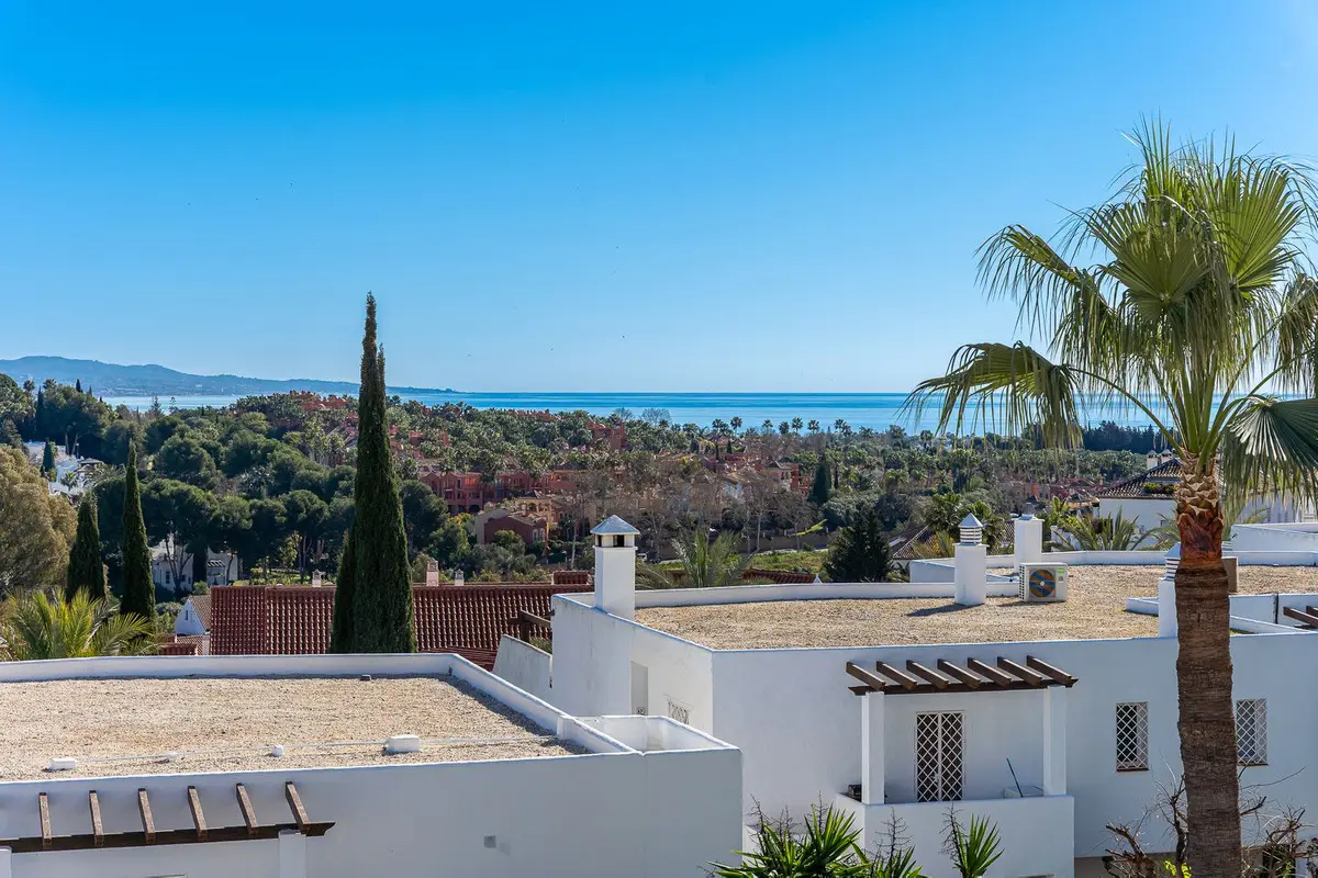 Middle Floor Apartment for sale in Nueva Andalucía — photo 1
