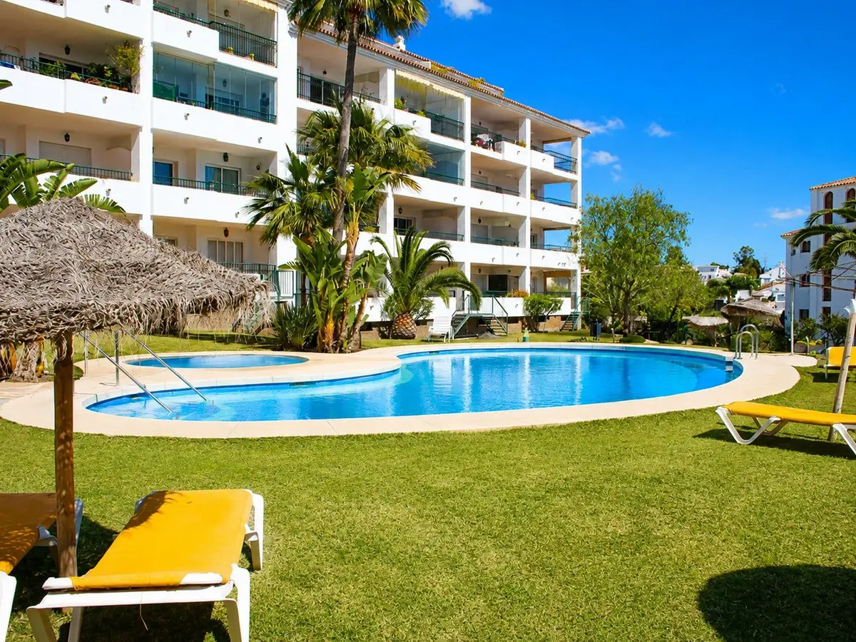 Middle Floor Apartment for sale in Calahonda — photo 1
