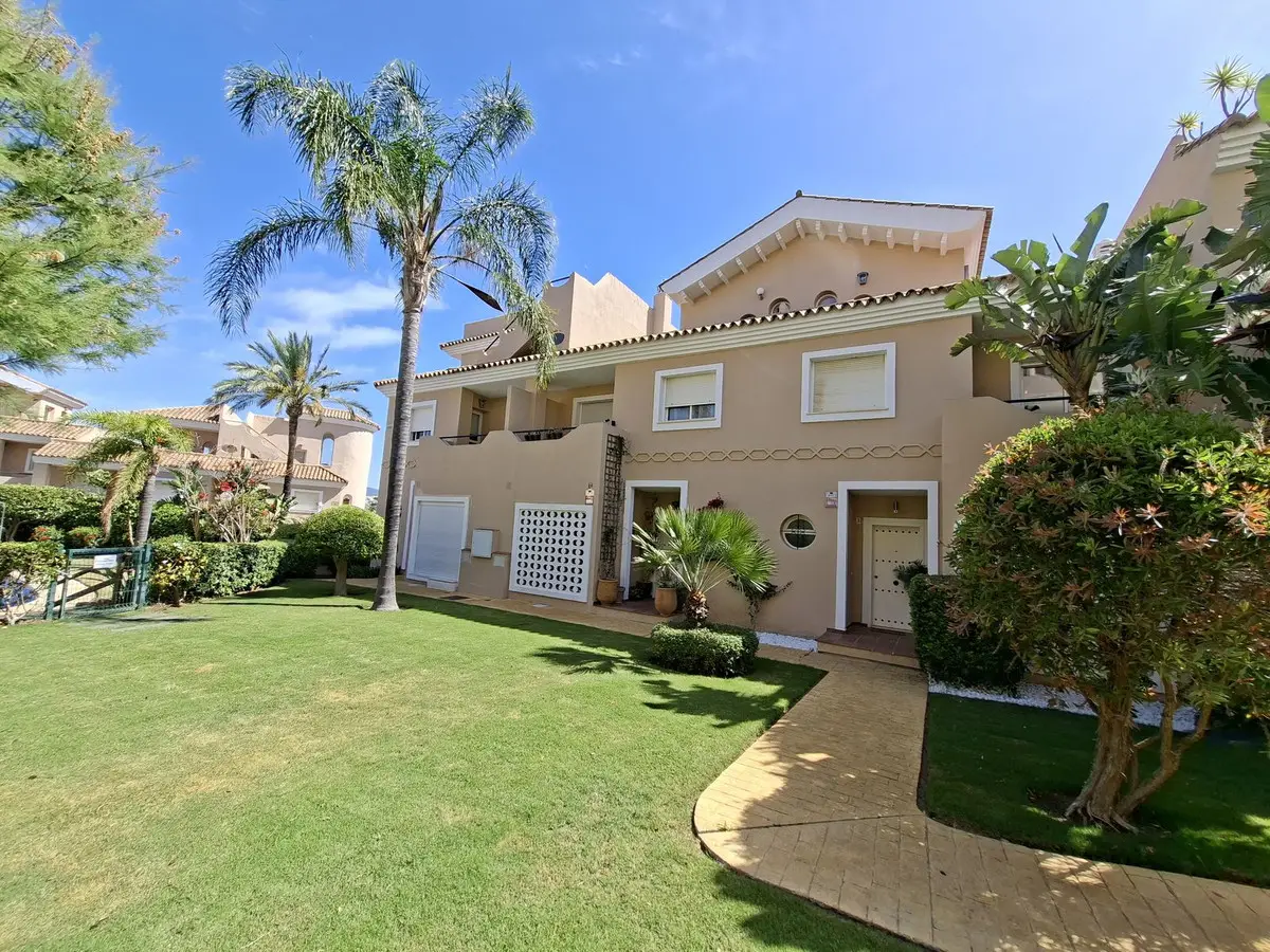 Townhouse for sale in La Duquesa — photo 1
