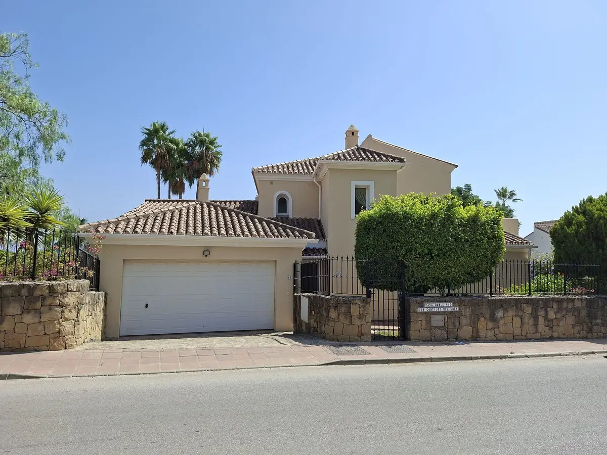 Detached Villa for sale in La Duquesa — photo 1