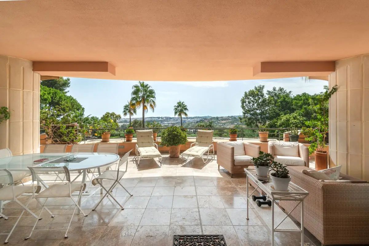 Middle Floor Apartment for sale in Nueva Andalucía — photo 1