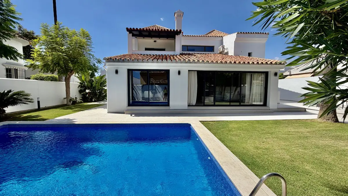 Detached Villa for sale in Nueva Andalucía — photo 1