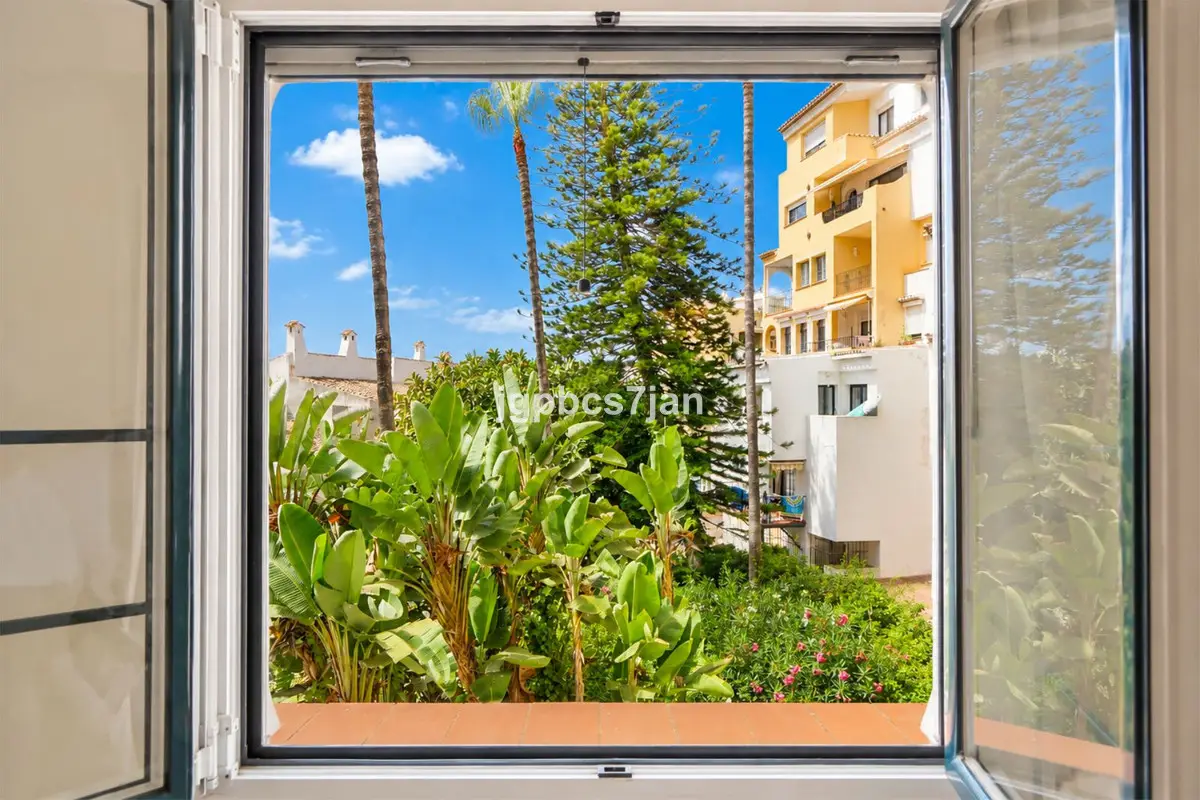 Middle Floor Apartment for sale in Puerto de Cabopino — photo 1